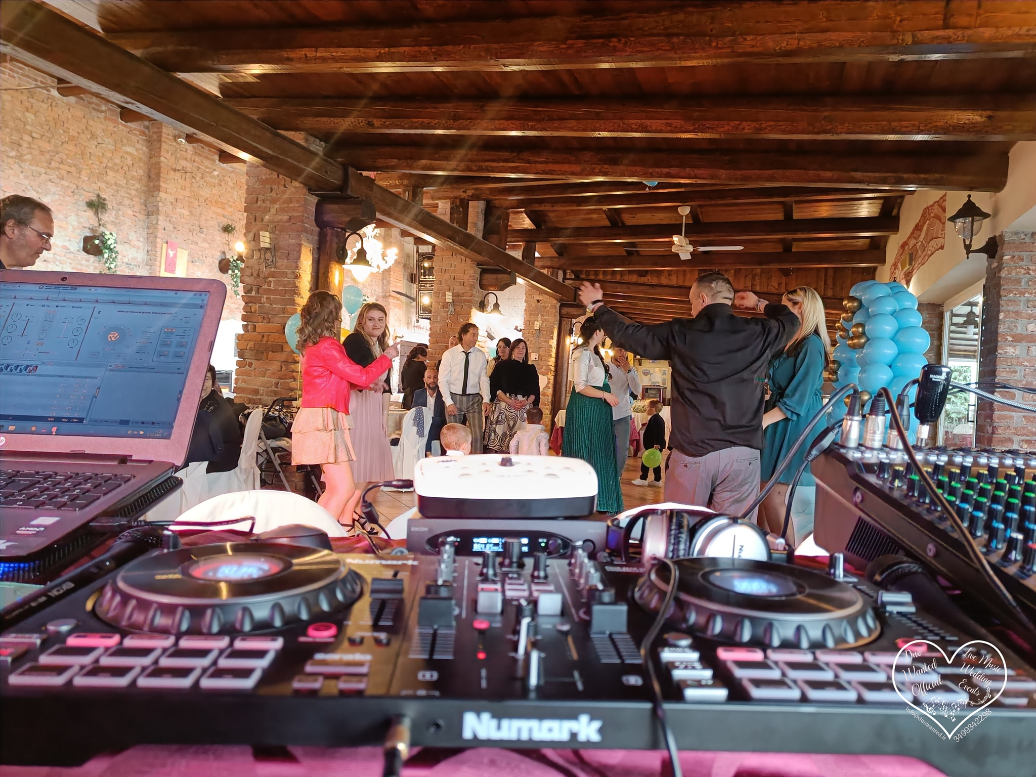 Postazione DJ e Live allestita per evento esclusivo